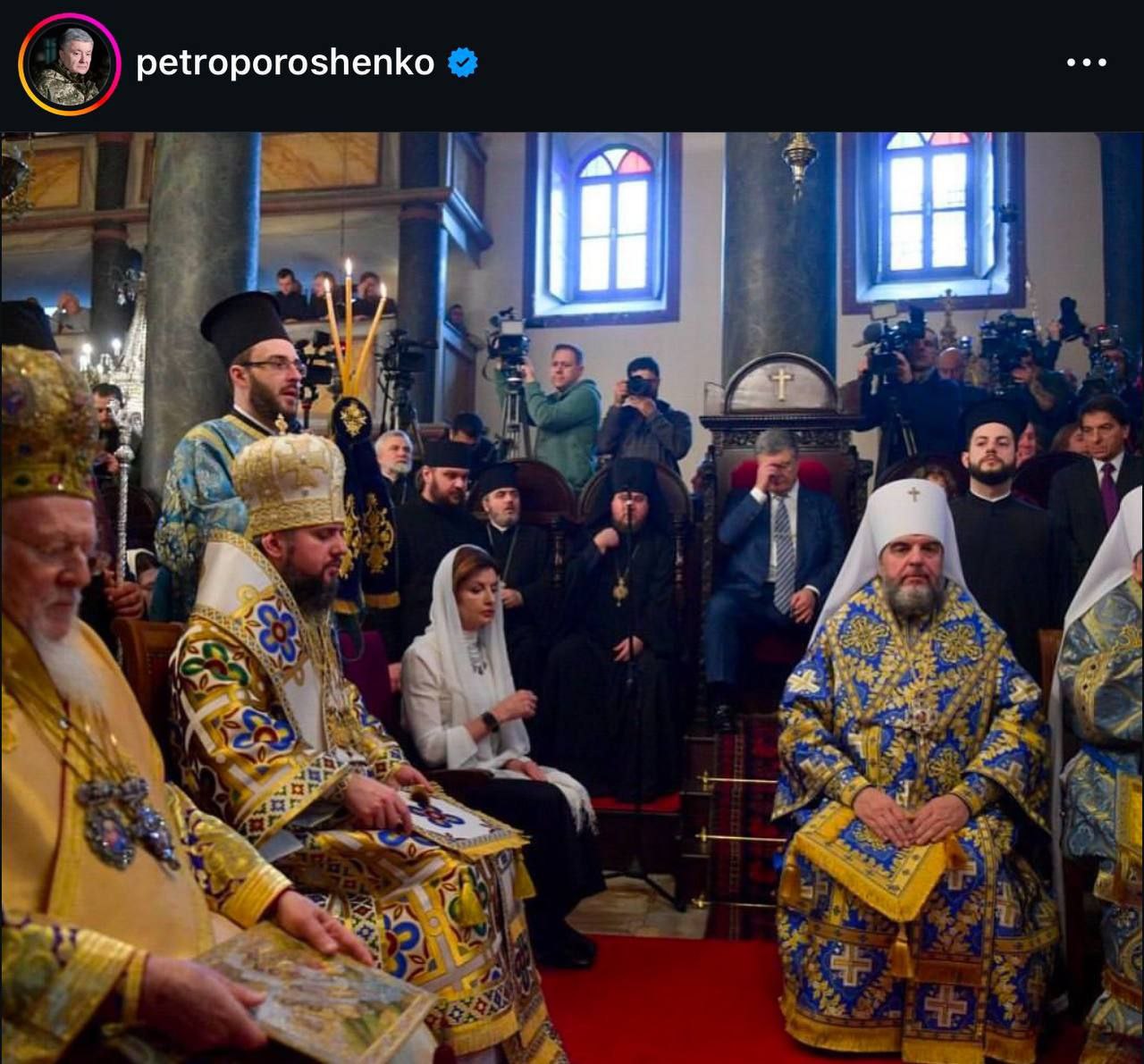 Петр Порошенко на троне в церкви