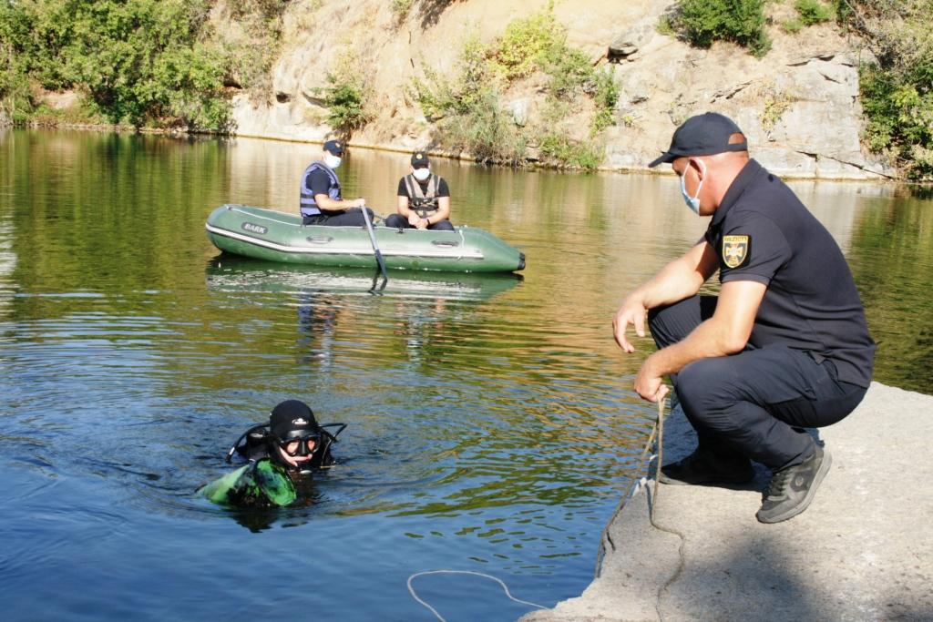 водолазы чистят дно водоема