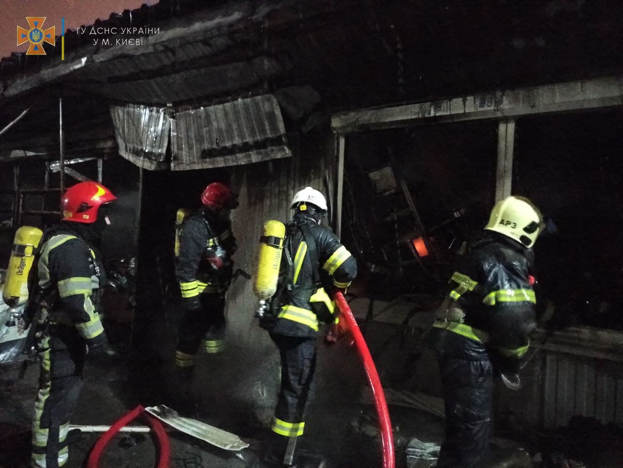 В Киеве горел рынок Оболонь. Фото: ГСЧС