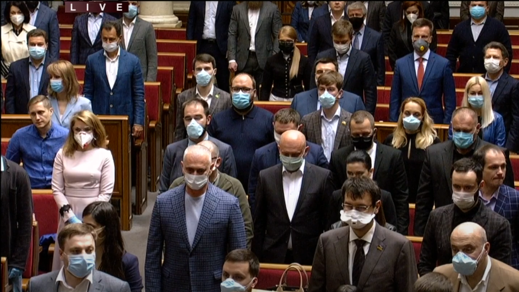 Не все депутаты пришли в Раду в масках. Скриншот: YouTube/ RadaTVchannel