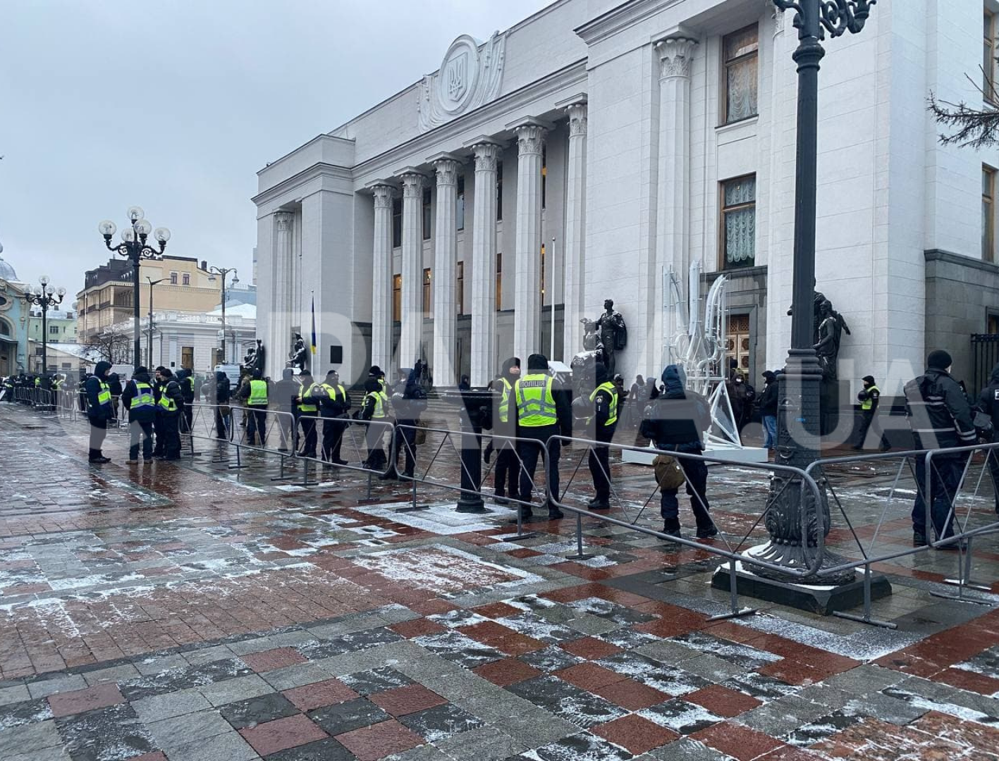 Что происходит под Радой 1 декабря. Фото: Страна