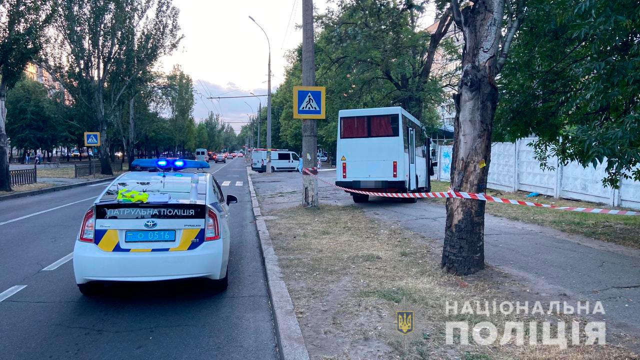 В Николаеве маршрутка врезалась в дерево, пострадали девять человек