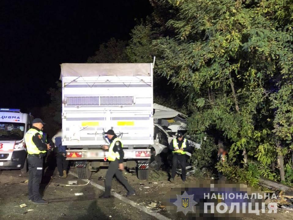 Под Киевом грузовик врезался в маршрутку. Фото: Нацполиция