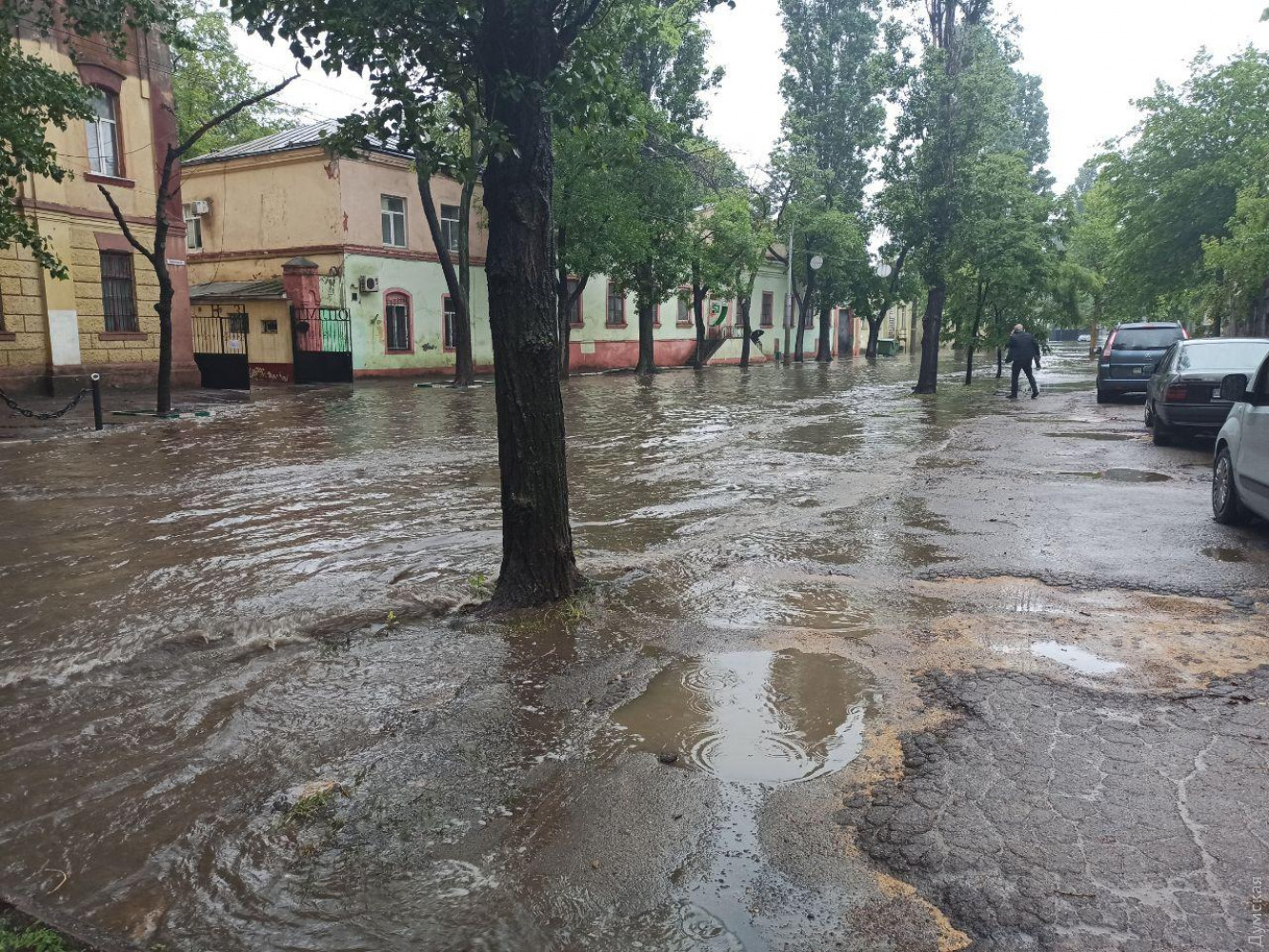 Одессу залило двухмесячной нормой осадков. Пляжи смыло, улицы перекрыты. Фото: dumskaya.net