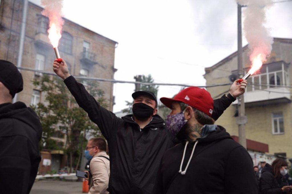 Полиция задержала нескольких протестующих членов Нацкорпуса под офисом ОПЗЖ. Фото: nationalcorps.org