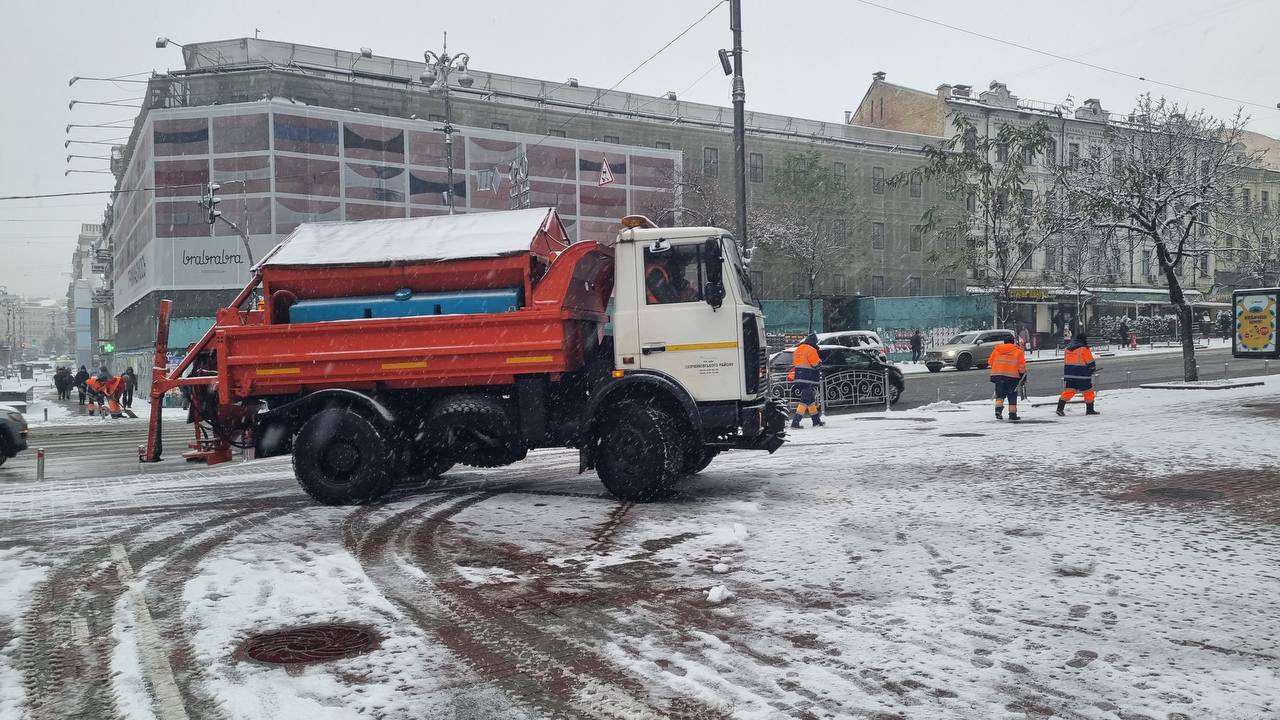 В Киеве ликвидируют последствия непогоды