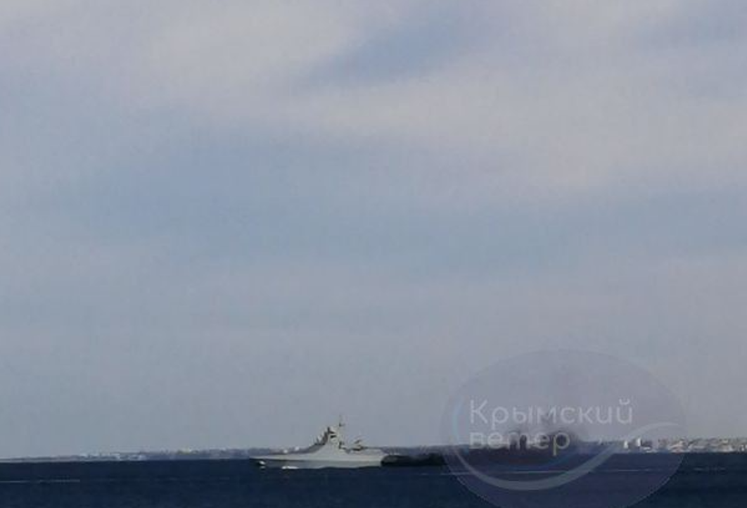 В Севастополе горит российский корабль