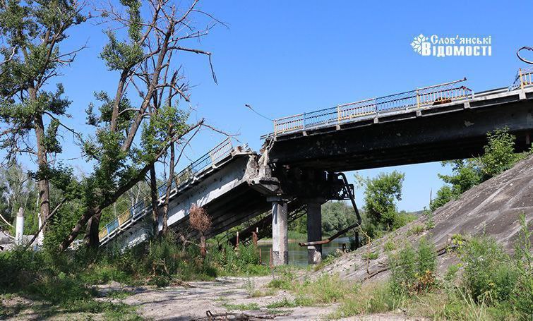 Зруйнований міст між Богородичним та Святогірськом. Фото 1
