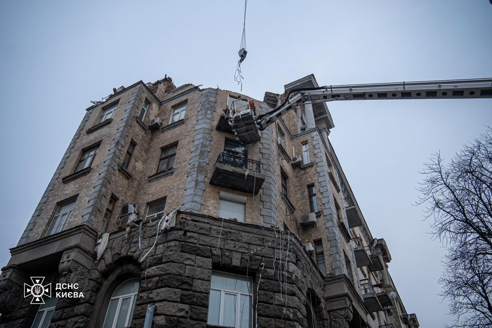 Фото ліквідації наслідків удару дрону. Джерело - facebook.com/MNS.GOV.UA/