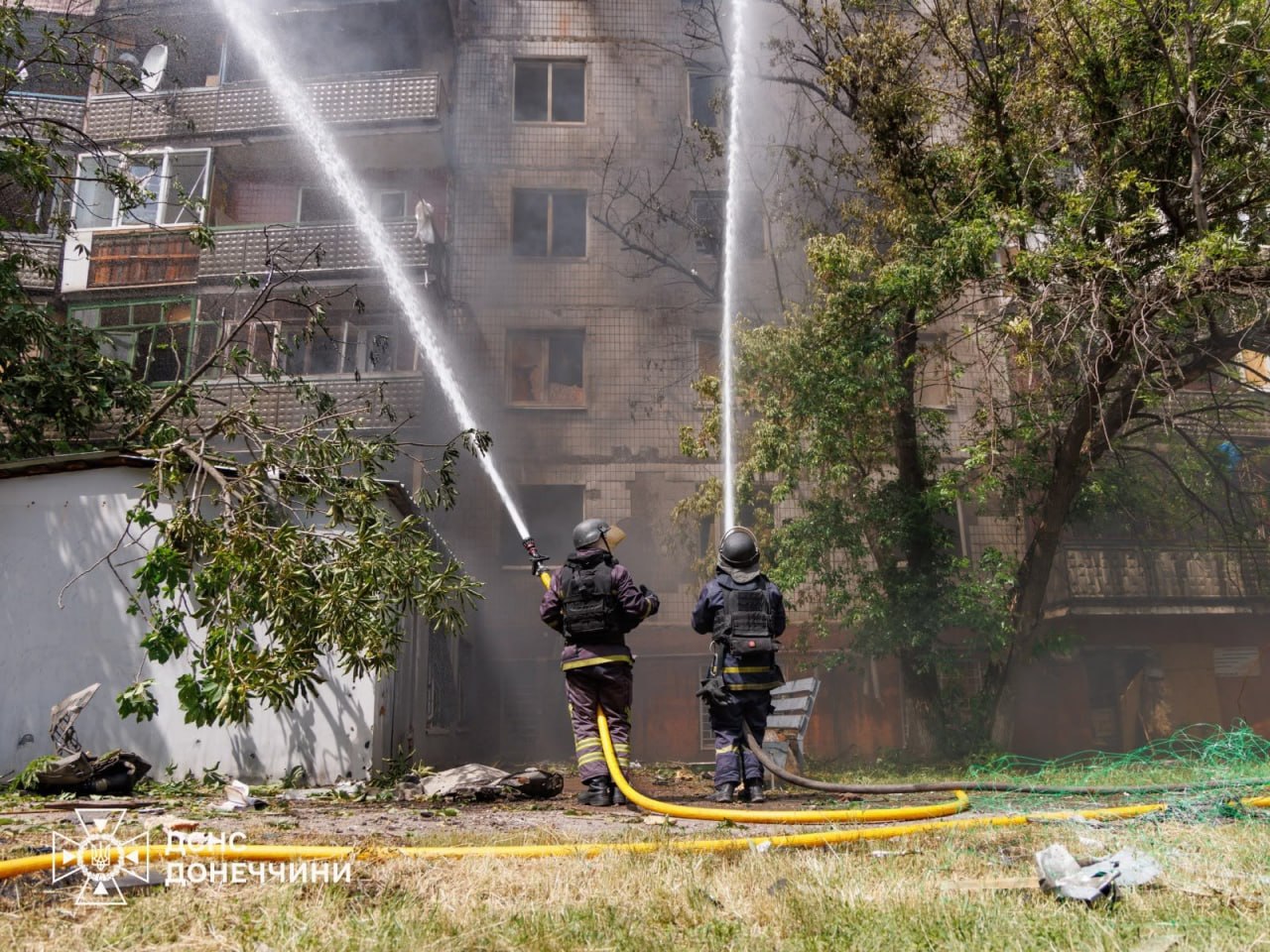 Фото (4) гасіння палаючого будинку в Краматорську. Джерело &ndash; ДСНС