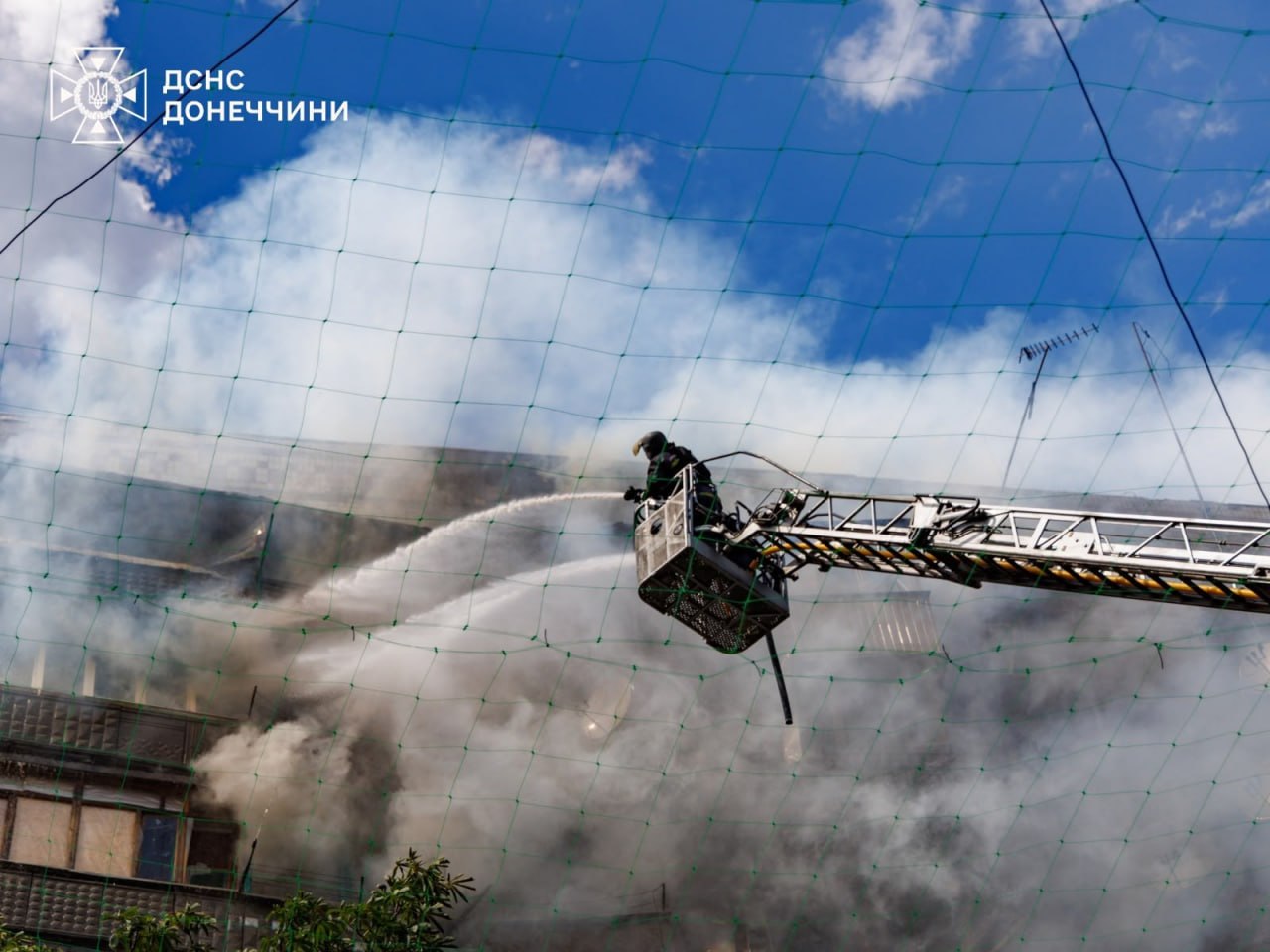 Фото (5) гасіння палаючого будинку в Краматорську. Джерело &ndash; ДСНС