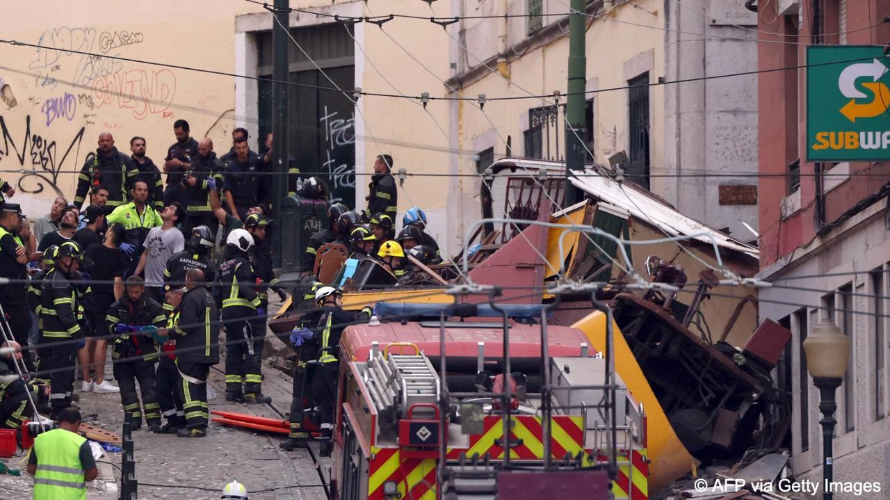 Фото спасательной операции в Лиссабоне. Источник - AFP