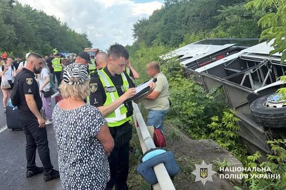 Фото (2) последствия ДТП с автобусом в Хмельницкой области. Источник – Полиция