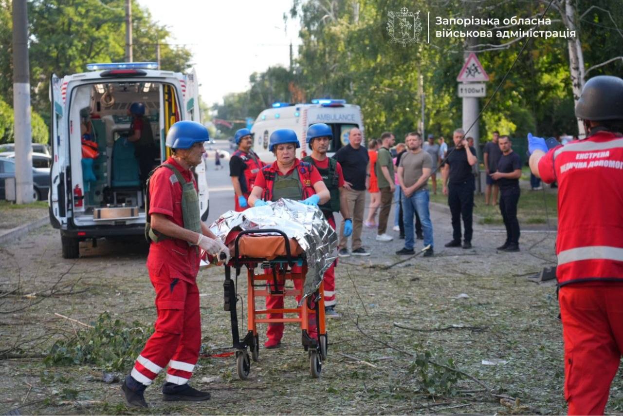 Фото (5) наслідків удару КАБ по житловій багатоповерхівці у Запоріжжі. Джерело – ОВА