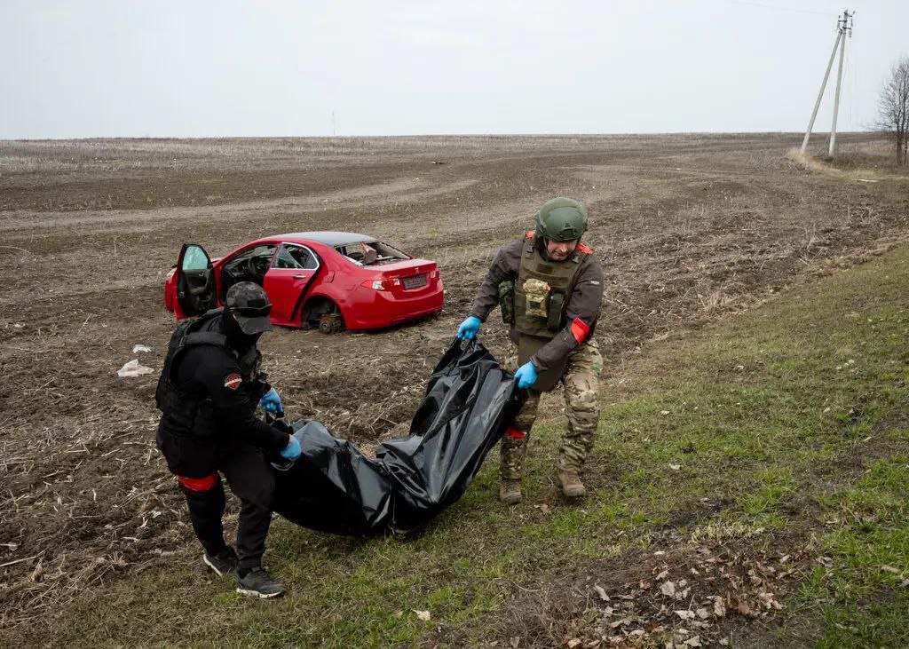 Фото транспортировки тела погибшего. Источник - nytime.com