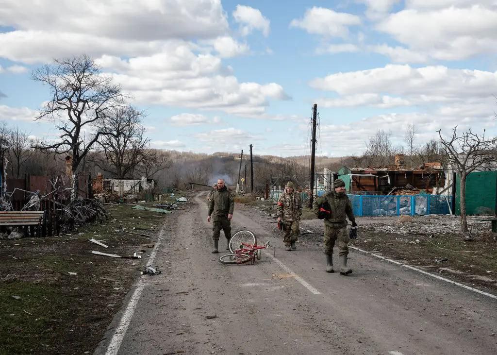 Фото военных РФ в разбитой деревне. Источник - nytime.com