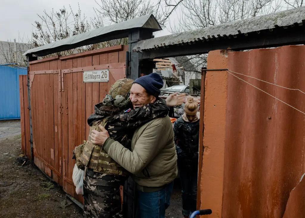 Фото военного РФ и местных жителей. Источник - nytime.com