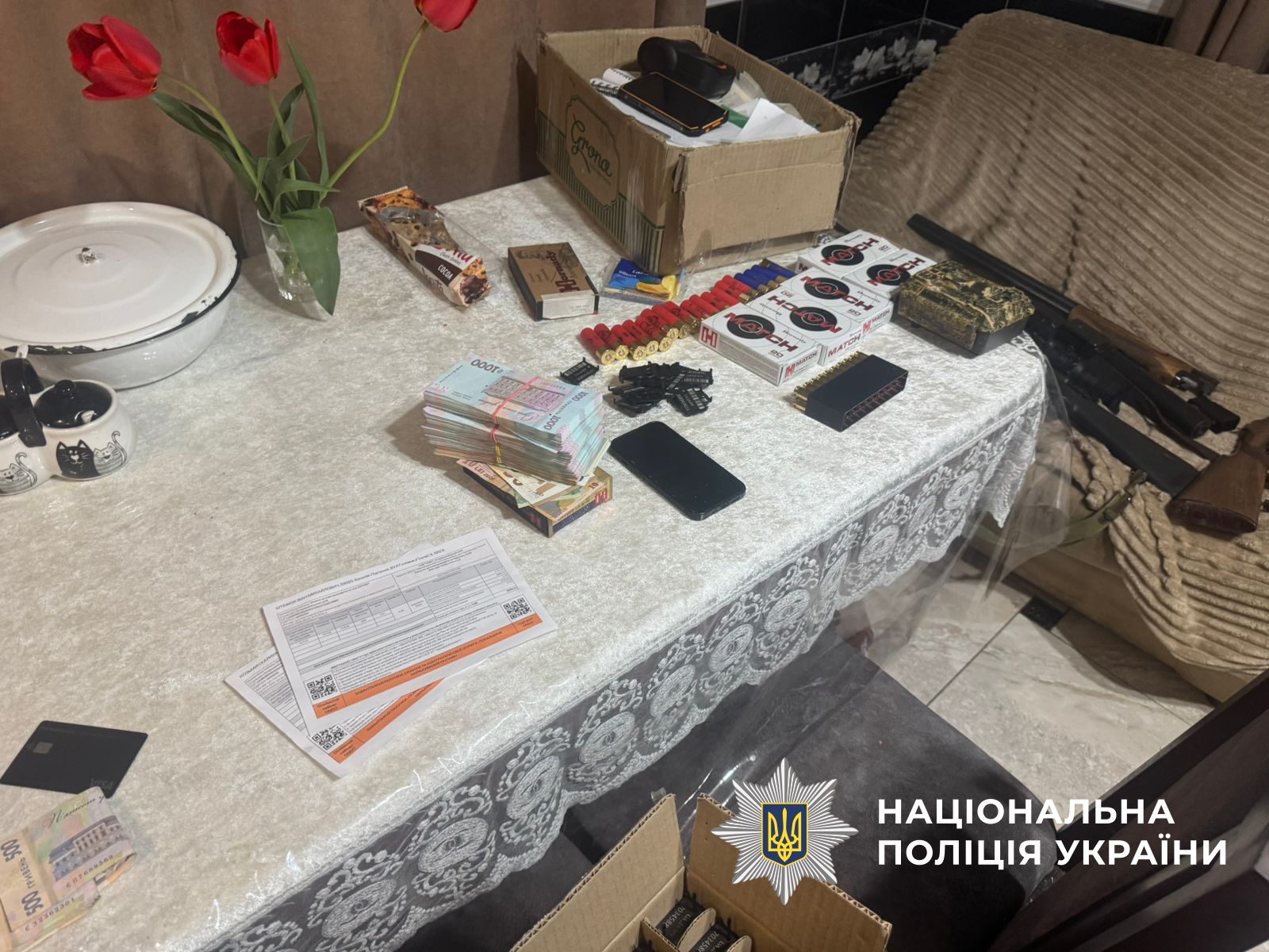 Фото изъятых денег и оружия. Источник &ndash; Полиция Украины