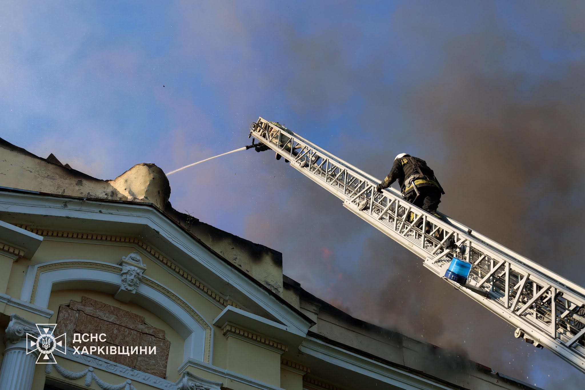 Фото (2) последствий удара по художественному музею в Харькове. Источник &ndash; ГСЧС