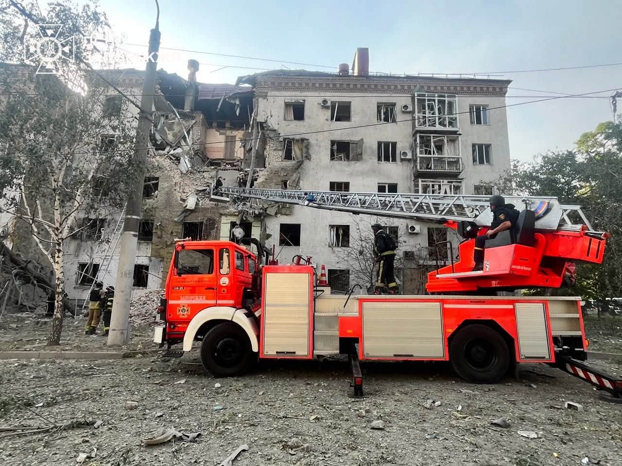 Фото (2) наслідків удару КАБ по житловій багатоповерхівці у Запоріжжі. Джерело – ДСНС