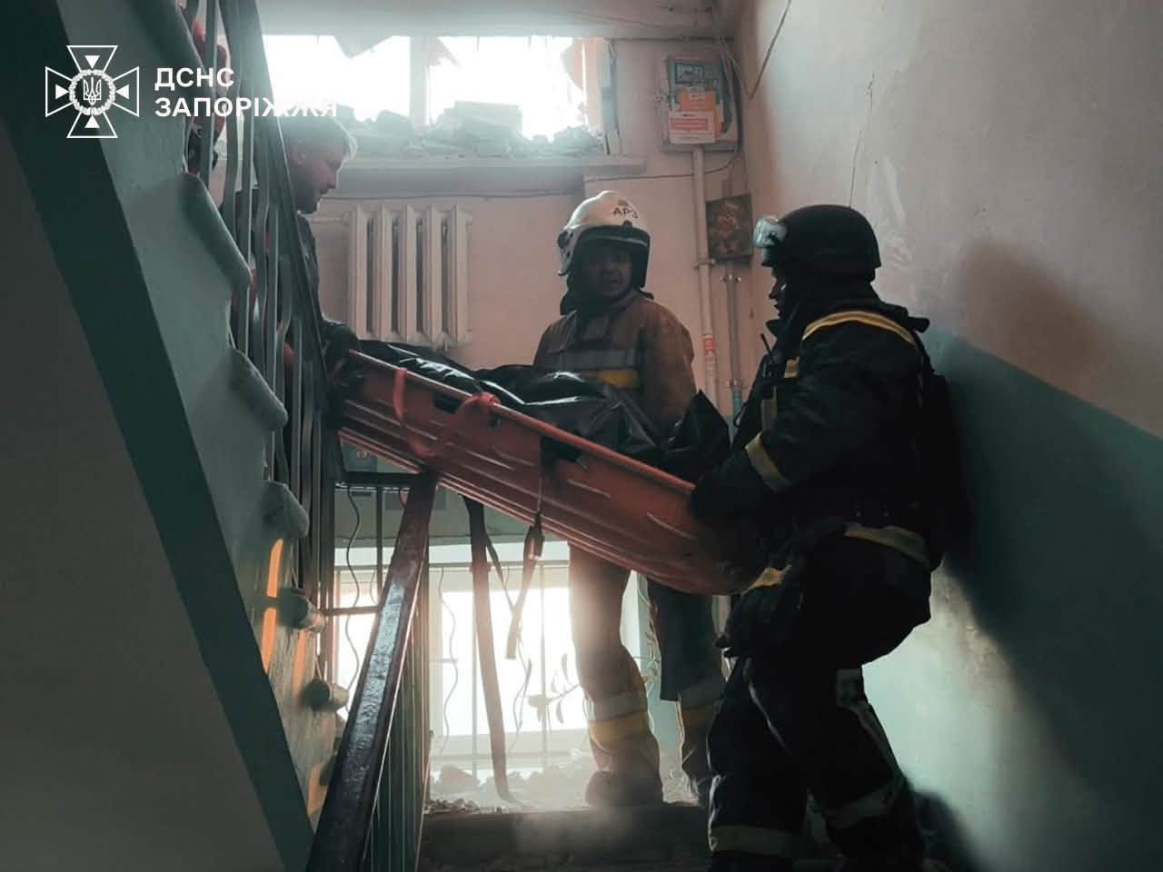 Фото (4) наслідків удару КАБ по житловій багатоповерхівці у Запоріжжі. Джерело – ДСНС