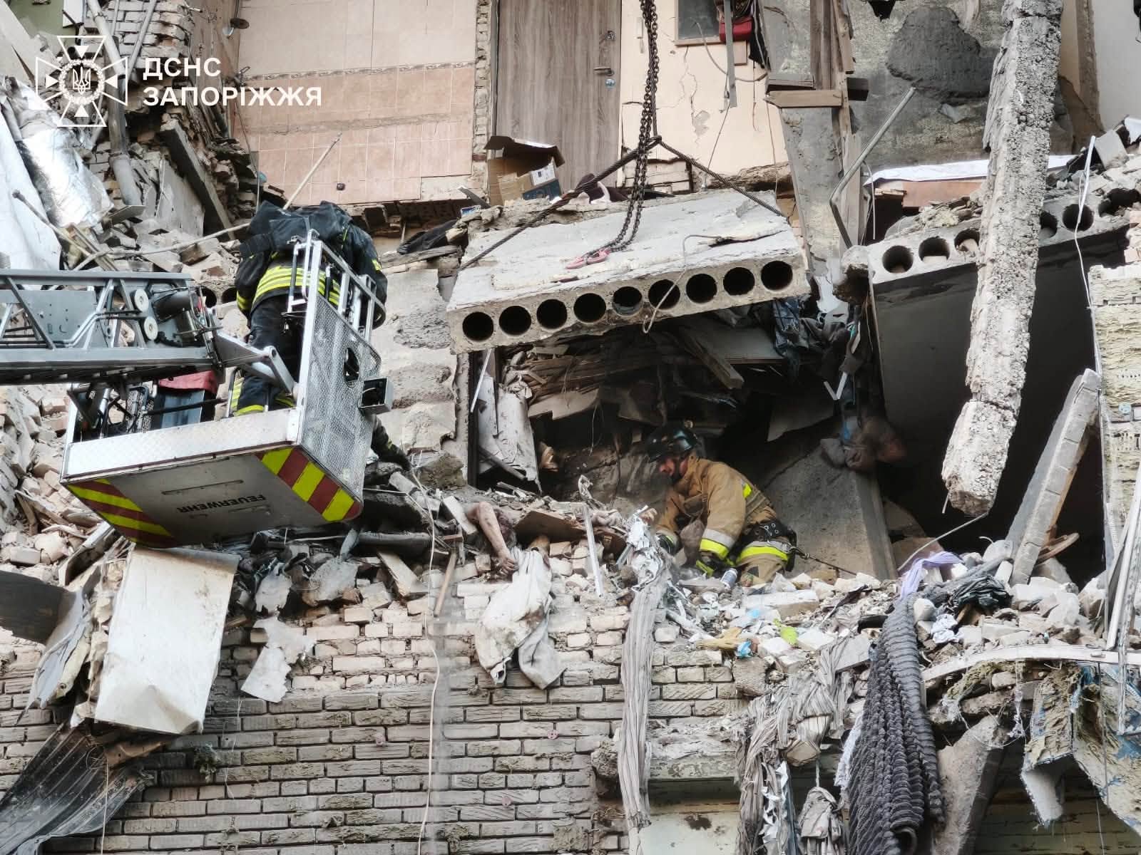 Фото (3) наслідків удару КАБ по житловій багатоповерхівці у Запоріжжі. Джерело – ДСНС