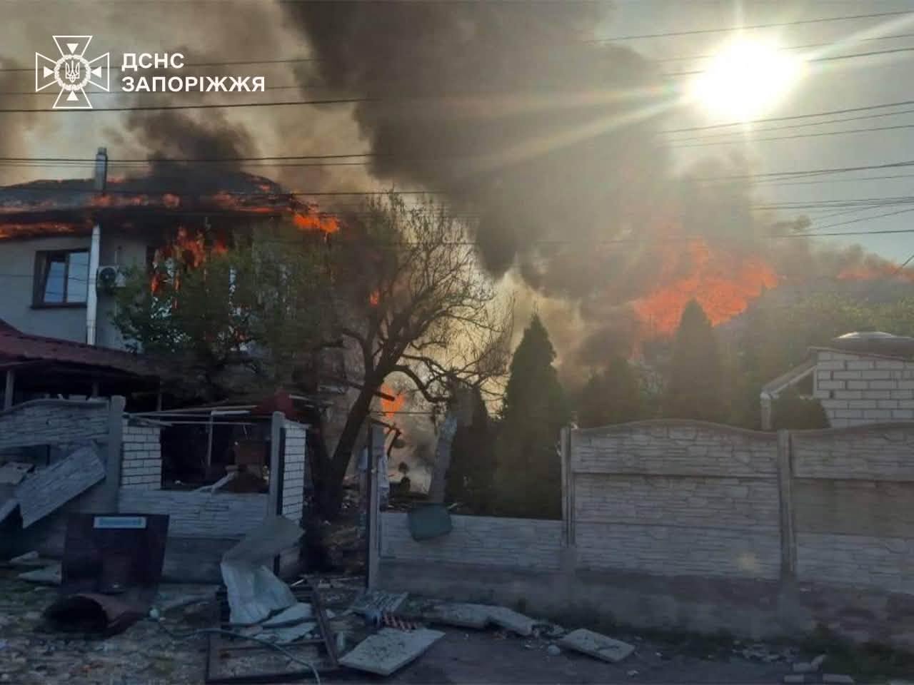 Фото (6) наслідків удару КАБ по житловій багатоповерхівці у Запоріжжі. Джерело – ДСНС