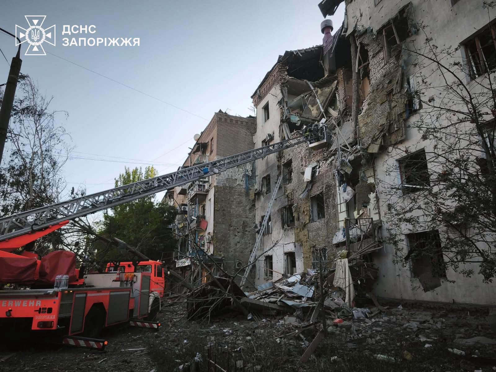Фото наслідків удару КАБ по житловій багатоповерхівці у Запоріжжі. Джерело – ДСНС