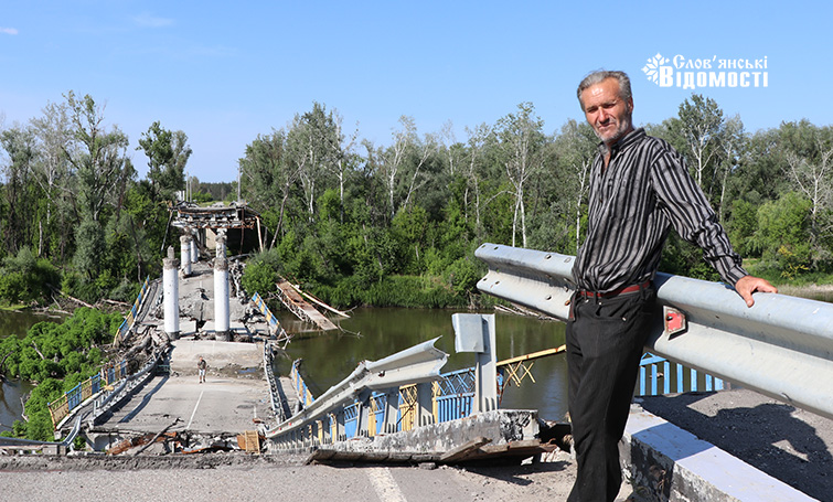 Житель Богородичного Юрій на зруйнованому мосту до Святогірська