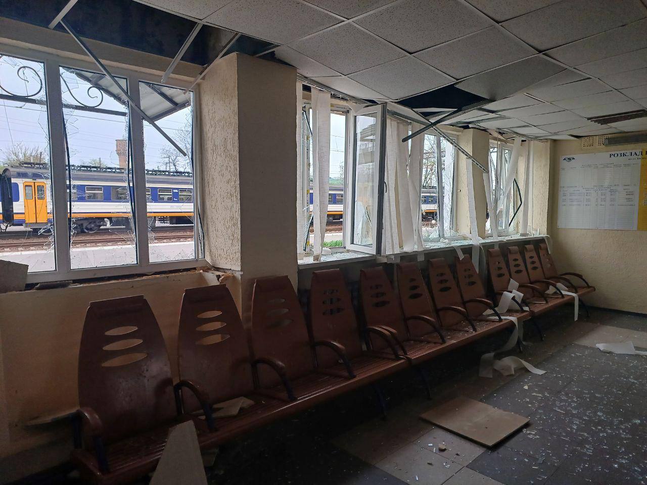 Фото выбитых окон в зале ожидения. Источник - Телеграм