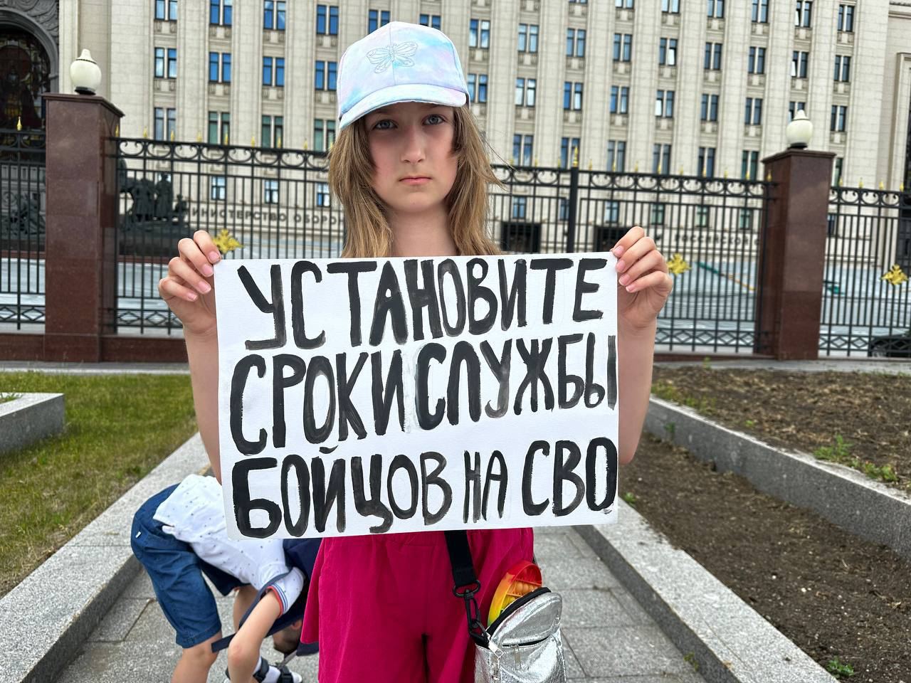 Фото (2) участниц пикета в Москве. Источник - Телеграм
