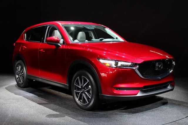 Новая Mazda CX-5 второго поколения выглядит знакомо и сохраняет пропорции предшественника. Но кроссовер Мазда получил новое оборудование, его багажник просторнее, а двигатели – экономичнее
Фото: Mazda CX-5/autocentre.ua