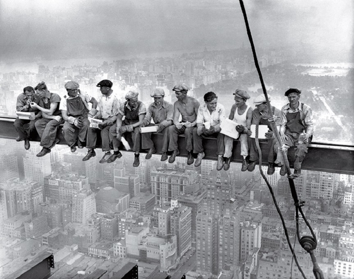 Lunchtime atop a Skyscraper "Обед на небоскребе" ("Нью-йоркские рабочие, обедающие на поперечной балке") - известная фотография, сделанная в 1932 году неизвестным фотографом...